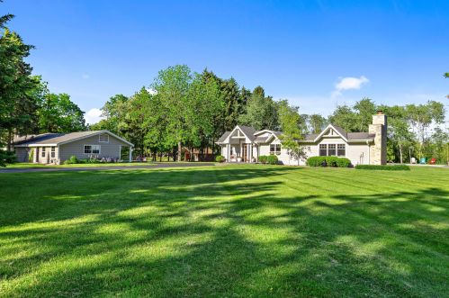 2212 Sunnydale Ln, Thiensville, WI 53092-4926