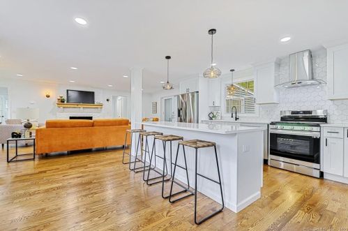 1090 Avery St, Wapping CT  06074-2301 exterior
