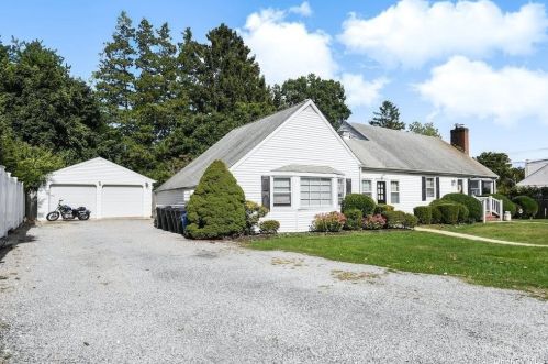 3 Fletcher Pl, Huntington Station, NY 11747-1404