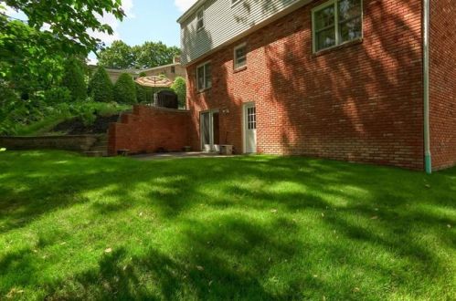 809 Breezewood Dr, Glenshaw, PA 15116-1509