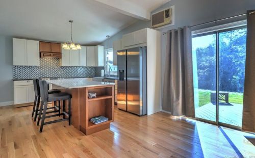 582 Milford Point Rd, Milford CT  06460-5429 exterior