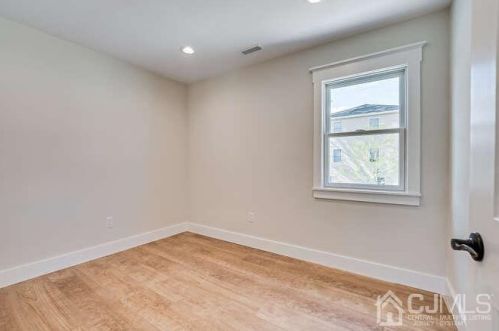 204 Grove Ave, Woodbridge NJ  07095-2337 exterior