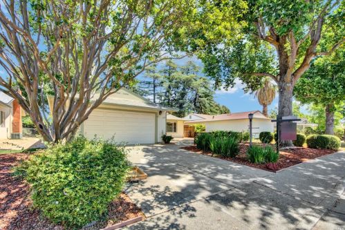 129 Rainier Cir, Vacaville CA  95687-3309 exterior