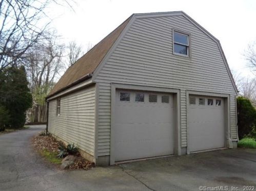 327 Scott Swamp Rd, Farmington, CT 06032-3414