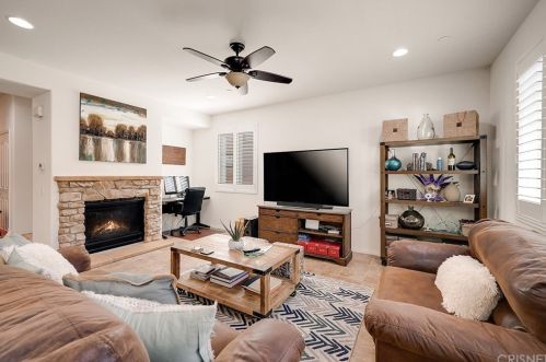 28305 Esplanada Dr, Santa Clarita, CA 91354-3068