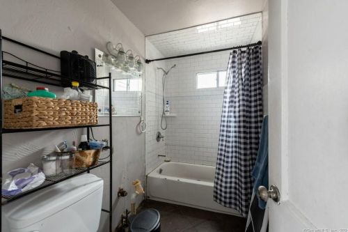 377 Queen St, Bridgeport CT  06606-3432 exterior