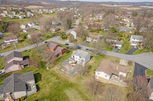 102 Redwood Cir, Latrobe PA  15650-2516 exterior