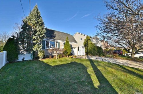 1031 Denton Ave, New Hyde Park, NY 11040-2201