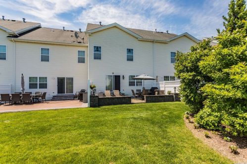 5 Lorien Pl, Huntington Station NY  11747-5369 exterior