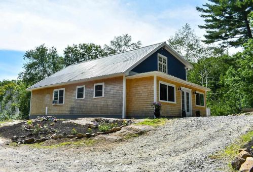 78 Mountain Rd, Raymond, NH 03077-1528