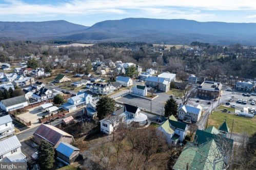 102 High St, Edinburg VA  22824-3084 exterior