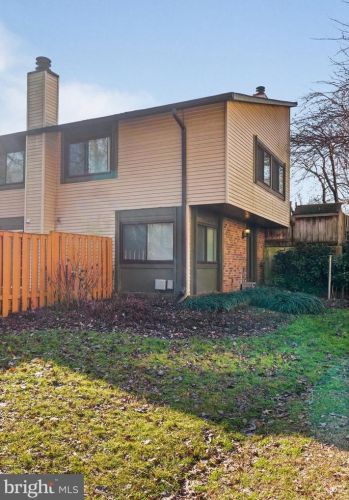 5652 Oak Tanager Ct, Springfield VA  22015-2206 exterior