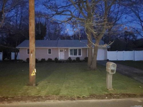 199 Chichester Ave, Center Moriches, NY 11934-2007