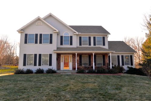 8 Hollyberry Dr, Bethel, CT 06801-1200
