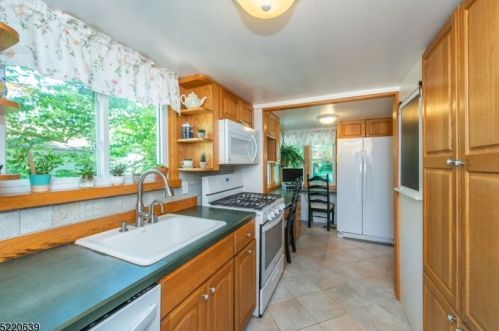 21 Lagoon Trl, Kinnelon NJ  07405-3310 exterior