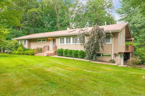 1 Brigadoon Dr, Airmont, NY 10901-3810