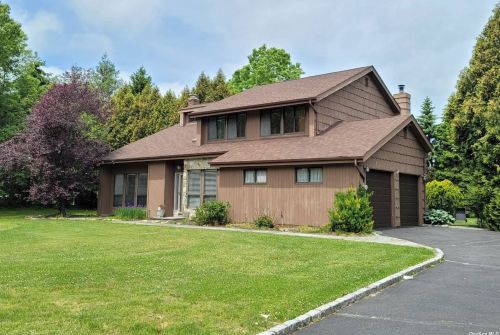 3 Hyanis Ct, Mount Sinai NY  11766-1809 exterior