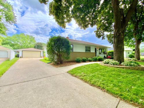 1005 Evergreen Dr, Waukesha, WI 53188-2353