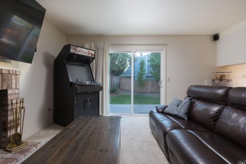 1195 Exeter Dr, Santa Rosa CA  95401-8823 exterior