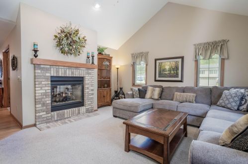 510 Drumlin Cv, Slinger, WI 53086-9445