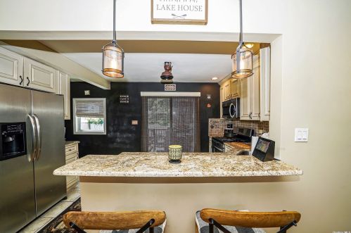 77 Lake St, North Lindenhurst NY  11757-5816 exterior