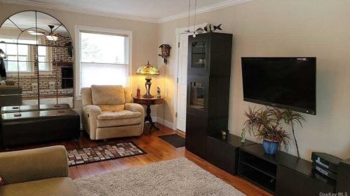 15 Mont Ave, Huntington Station NY 11746-6835 exterior