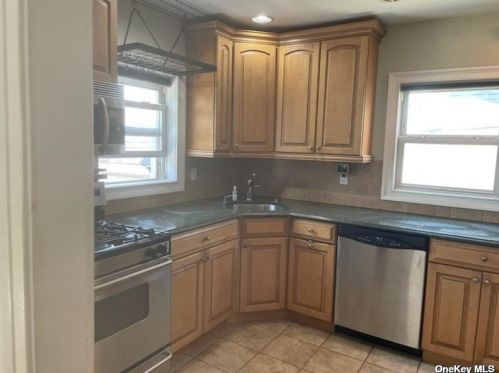 10 Maple Dr, North Lindenhurst NY  11757-1308 exterior