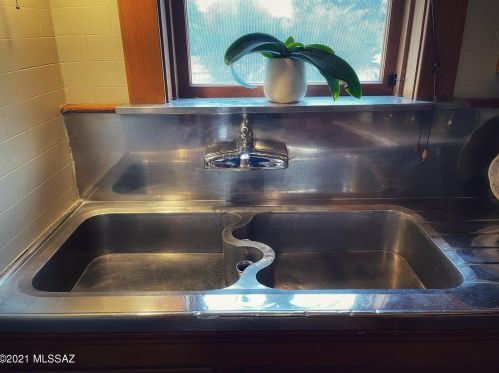 309 1 St, Tucson AZ 85705-7818 exterior