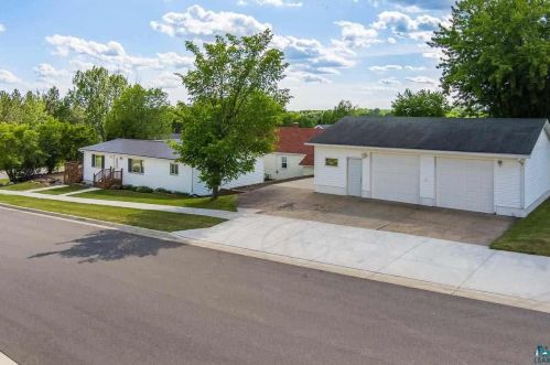 526 Lake St, Chisholm MN  55719-1334 exterior