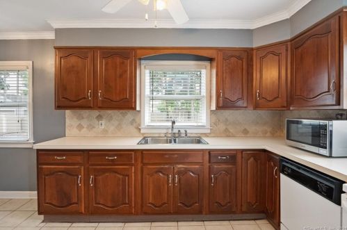 5 Lincoln St, North Haven CT  06473-1807 exterior