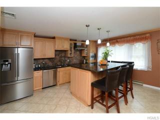142 Wood St, Mahopac, NY 10541-4906