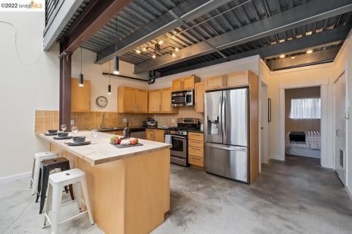 2858 Helen St, Oakland CA  94608-4028 exterior