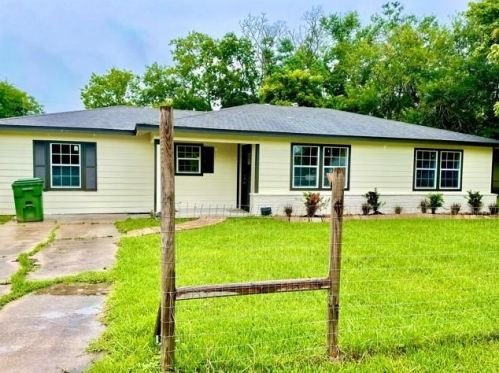 707 Ester St, Mont Belvieu, TX 77535