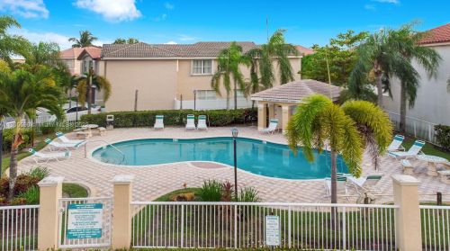 3163 176 Ter, Hollywood FL 33029-5608 exterior