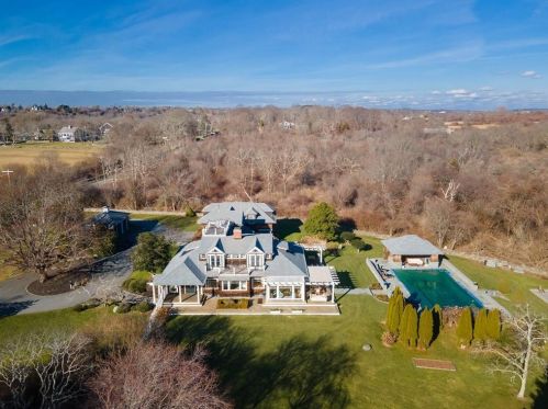 664 3rd Beach Rd, Middletown, RI 02842-5741
