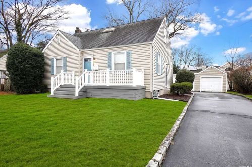 202 11th St, Huntington Station, NY 11746-1816