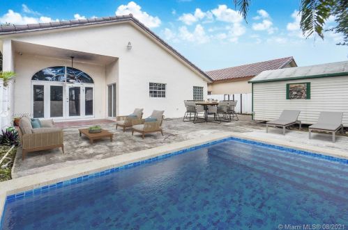 8841 153rd Ter, Hialeah, FL 33018-1355