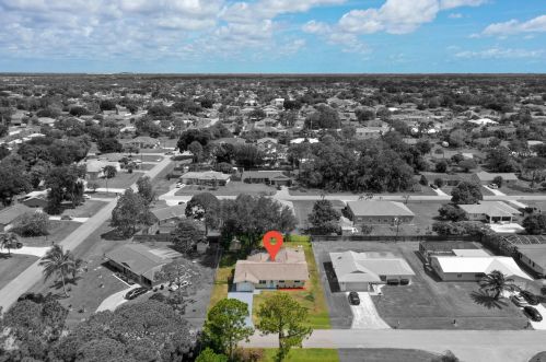 581 Dwight Ave, Fort Pierce, FL 34983-2431