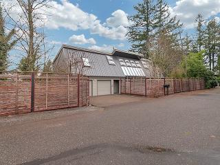4187 Greenleaf Dr, Portland, OR 97221-3224