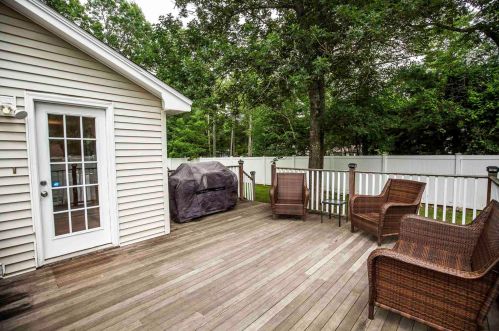 82 Riverside Dr, Fremont NH  03044-3551 exterior