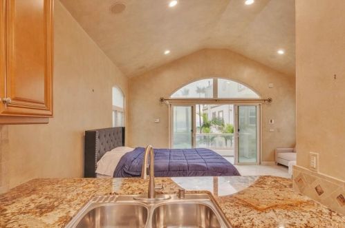 1612 Pacific Coast Hwy, Huntington Beach CA  92648-4434 exterior