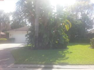 520 Raven Way, Naples, FL 34110-1166