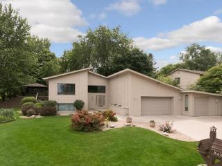 8351 Amsden Ridge Dr, Minneapolis, MN 55438-1414