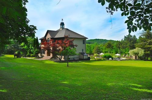 9 Scenic Pond Dr, Warwick, NY 10990-2651