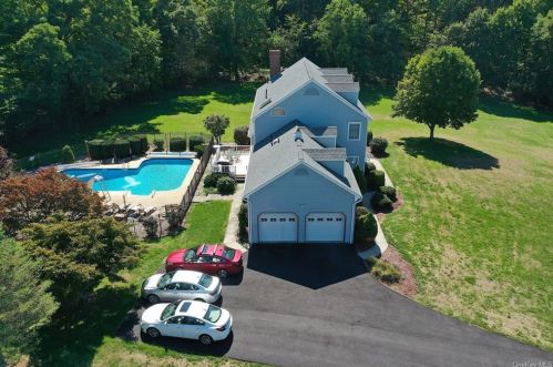 8 Menayas Ct, Washingtonville NY  10992-2032 exterior