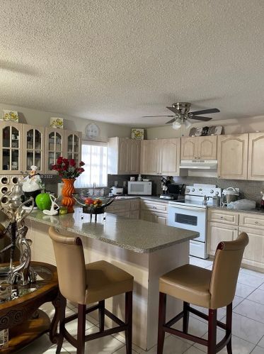 991 17th St, Hialeah, FL 33010-3353