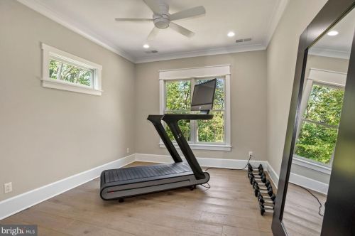 1044 Manning St, Great Falls VA  22066-1922 exterior