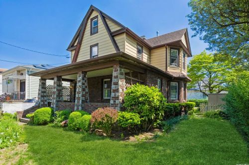 200 1st Ave, New Hyde Park NY  11040-4809 exterior