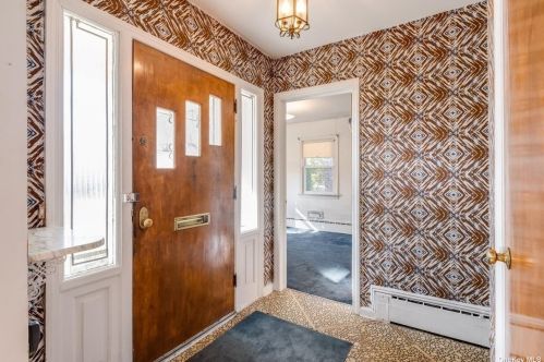 161 Wright Rd, Rockville Centre, NY 11570-1241