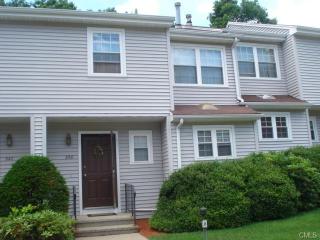 230 Red Oak Ln, Bridgeport, CT 06606-1449